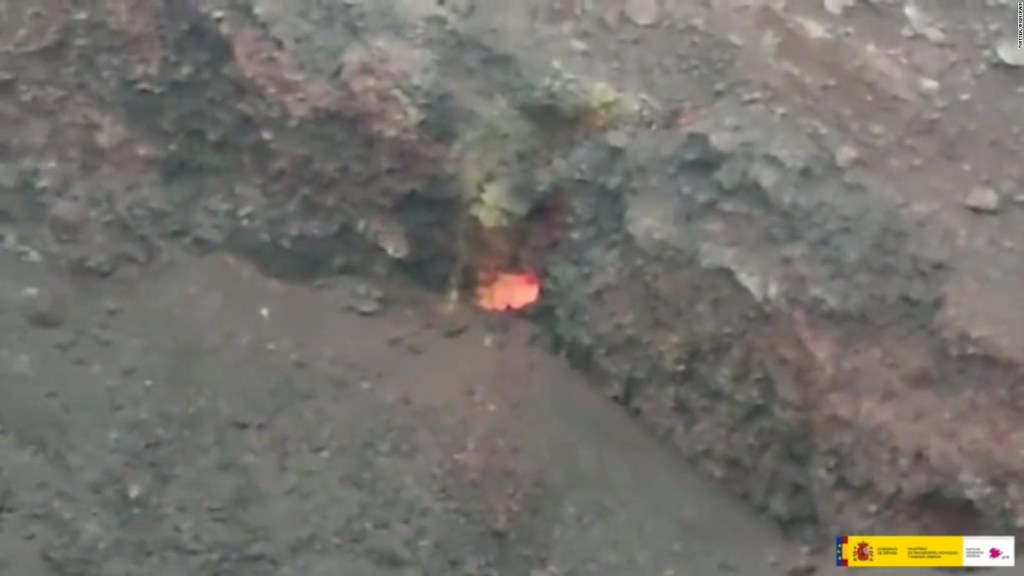 Mira las grietas en cráteres del Cumbre Vieja en La Palma