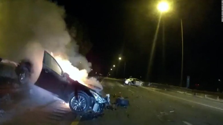 Policías rescatan a mujer de auto en llamas en Florida
