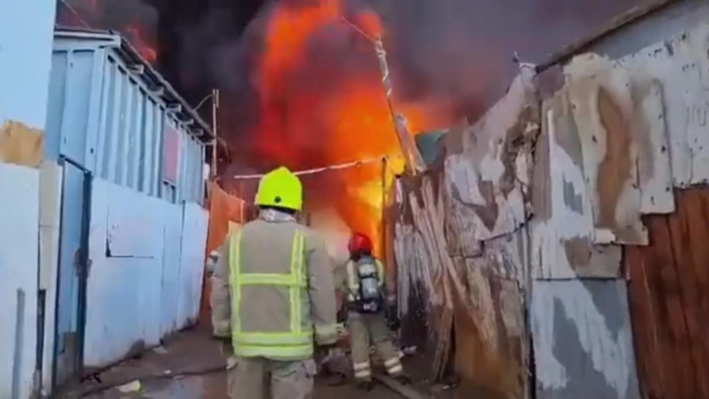 Un incendio consume 100 casas en Chile