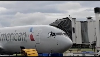 Hombre irrumpe en la cabina de un avión y causa destrozos
