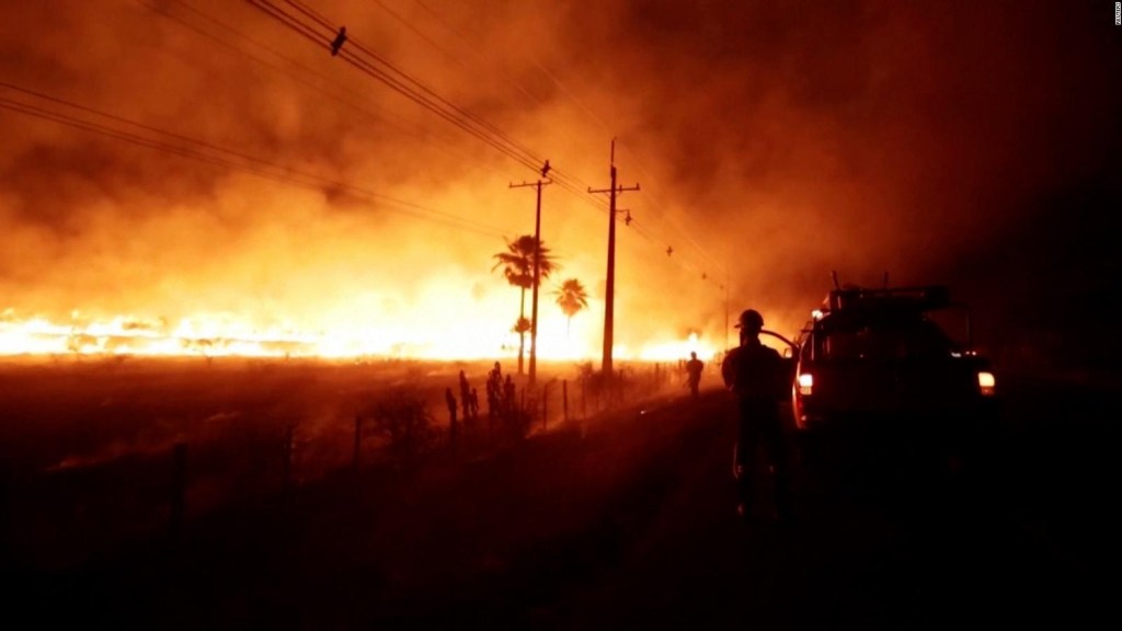 Bomberos batallan contra las llamas en Paraguay