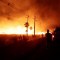 Bomberos batallan contra las llamas en Paraguay