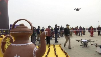 Usan drones en la India para dar un "baño sagrado"