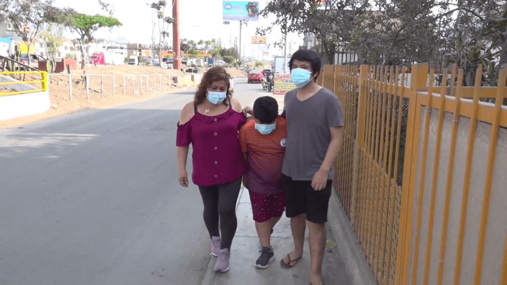 Huérfanos en Perú intentan conseguir la pensión por covid-19