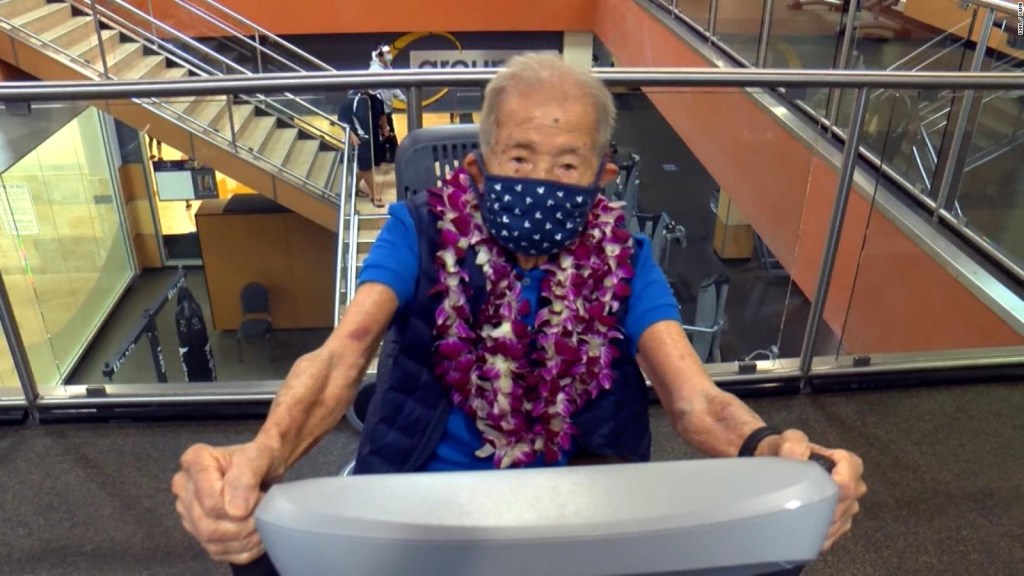 Cumplió 102 años y lo celebró en el gimnasio