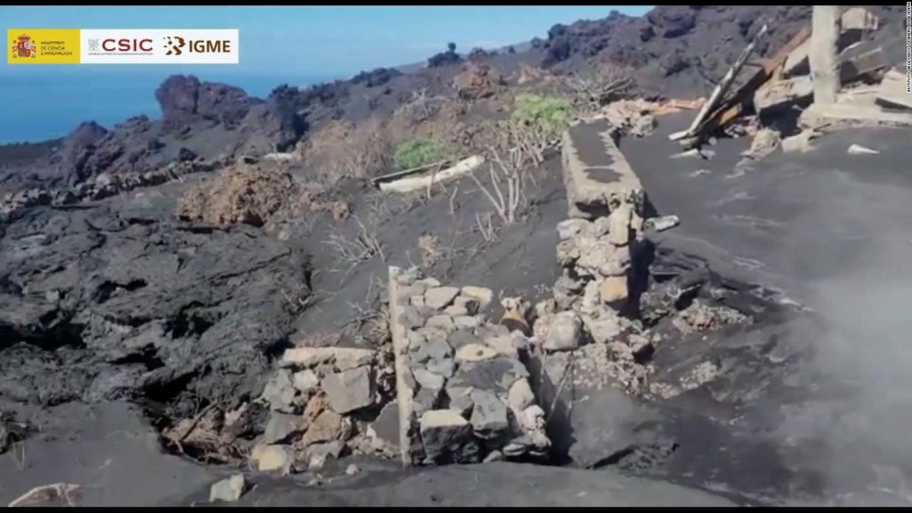 Las casas sepultadas de lava, ceniza y humo en La Palma