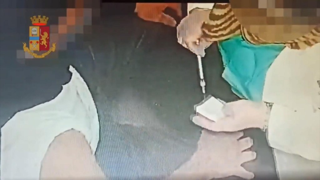 Detienen a una enfermera por supuestamente dar una vacuna falsa