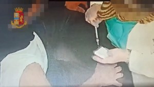 Detienen a una enfermera por supuestamente dar una vacuna falsa