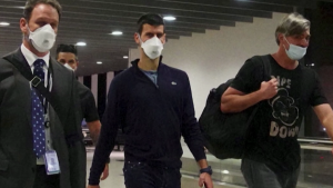 Novak Djokovic salió de Australia en un vuelo a Dubái