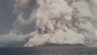 Humo y rayos tras erupción de volcán cerca de Tonga