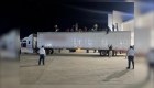 Hallan a 359 migrantes hacinados en un camión en México