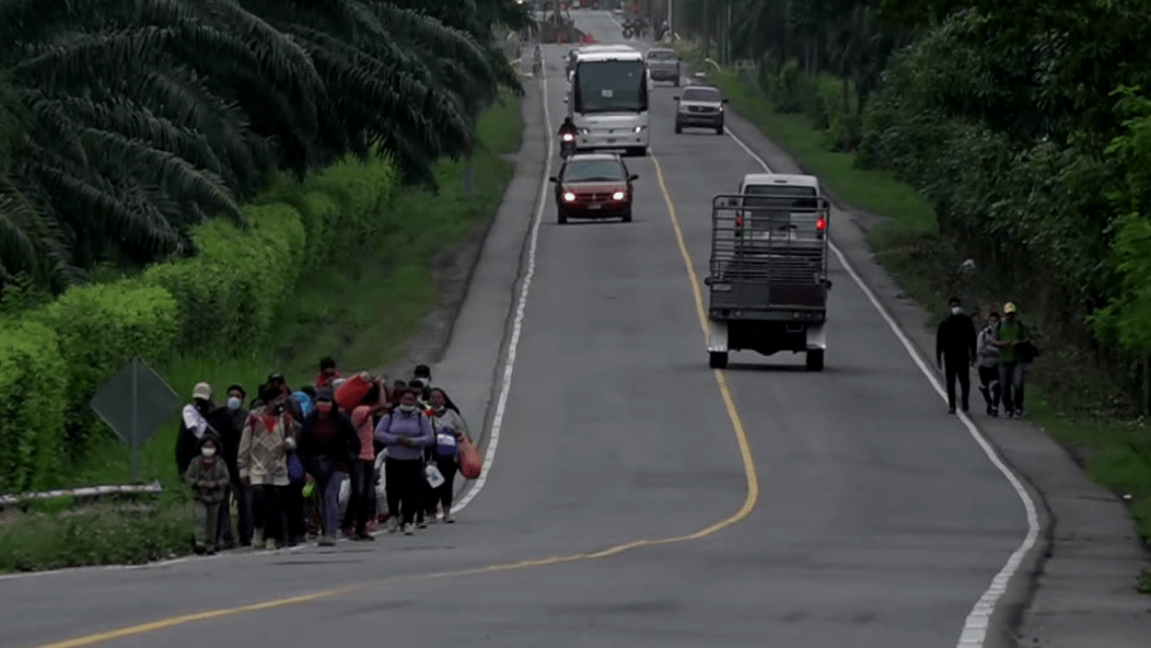 Policía impide la entrada de caravana migrante en Guatemala