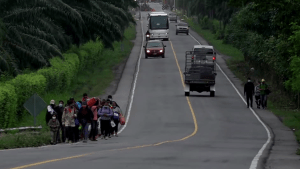 Policía impide la entrada de caravana migrante en Guatemala