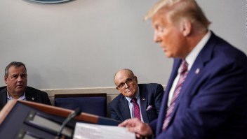 Citan a Giuliani y piden comunicaciones de hijos de Trump