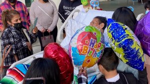 Padre hispano logra ver a sus hijos tras un año hospitalizado