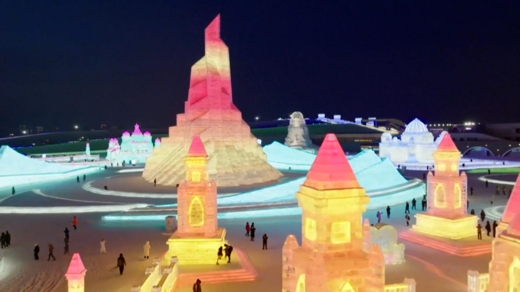 Mira la réplica de hielo y colores de la pirámide de Kukulkán
