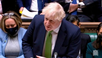 Crece escándalo contra Boris Johnson por polémica reunión