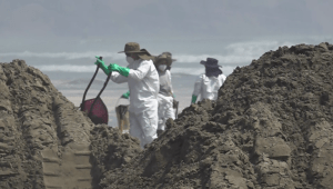 Así limpian el derrame de petróleo en la costa de Perú