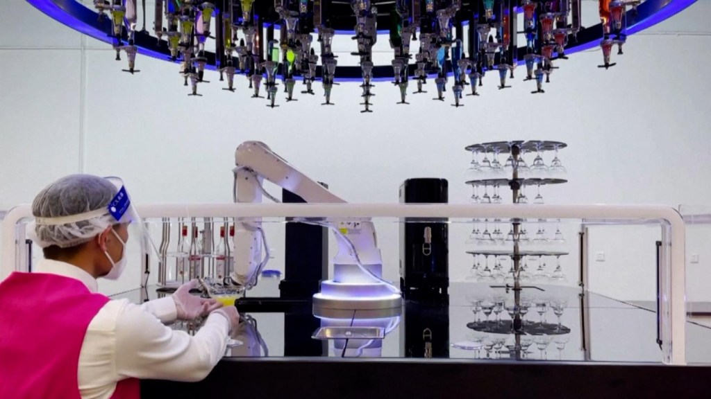 Mira por qué este barman se roba las miradas en Beijing
