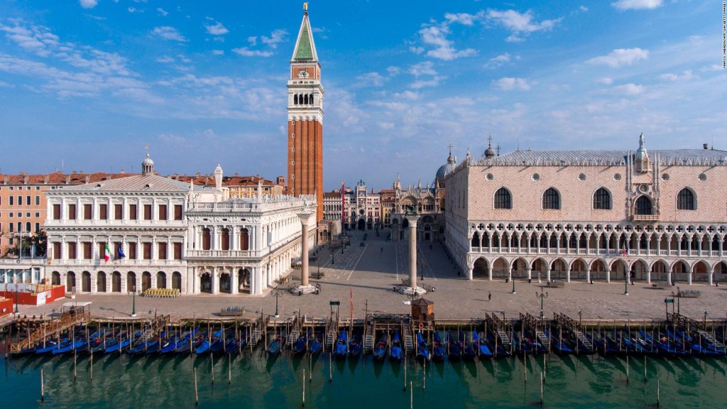 Expulsan è una meta turistica a Venezia per Tomar sol en toples