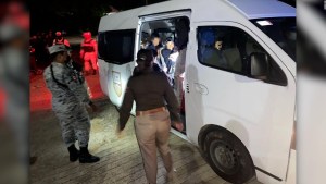 Encuentran a 198 migrantes en autobuses turísticos