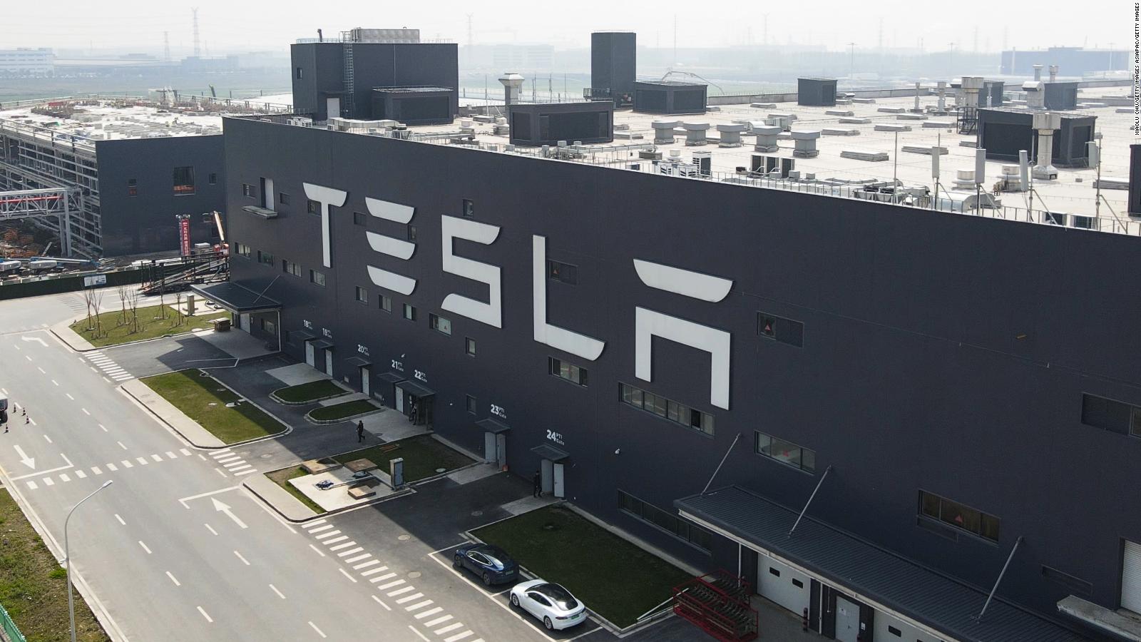 Tesla reporta ganancias récord, pero advierte sobre problemas continuos en la cadena de suministro