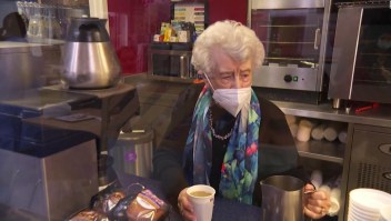 Mujer de 100 años ayuda a pacientes en un hospital
