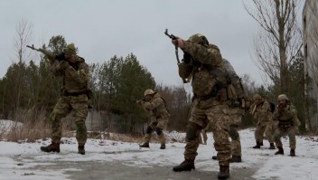 Civiles en Ucrania se entrenan para enfrentar una posible invasión de Rusia