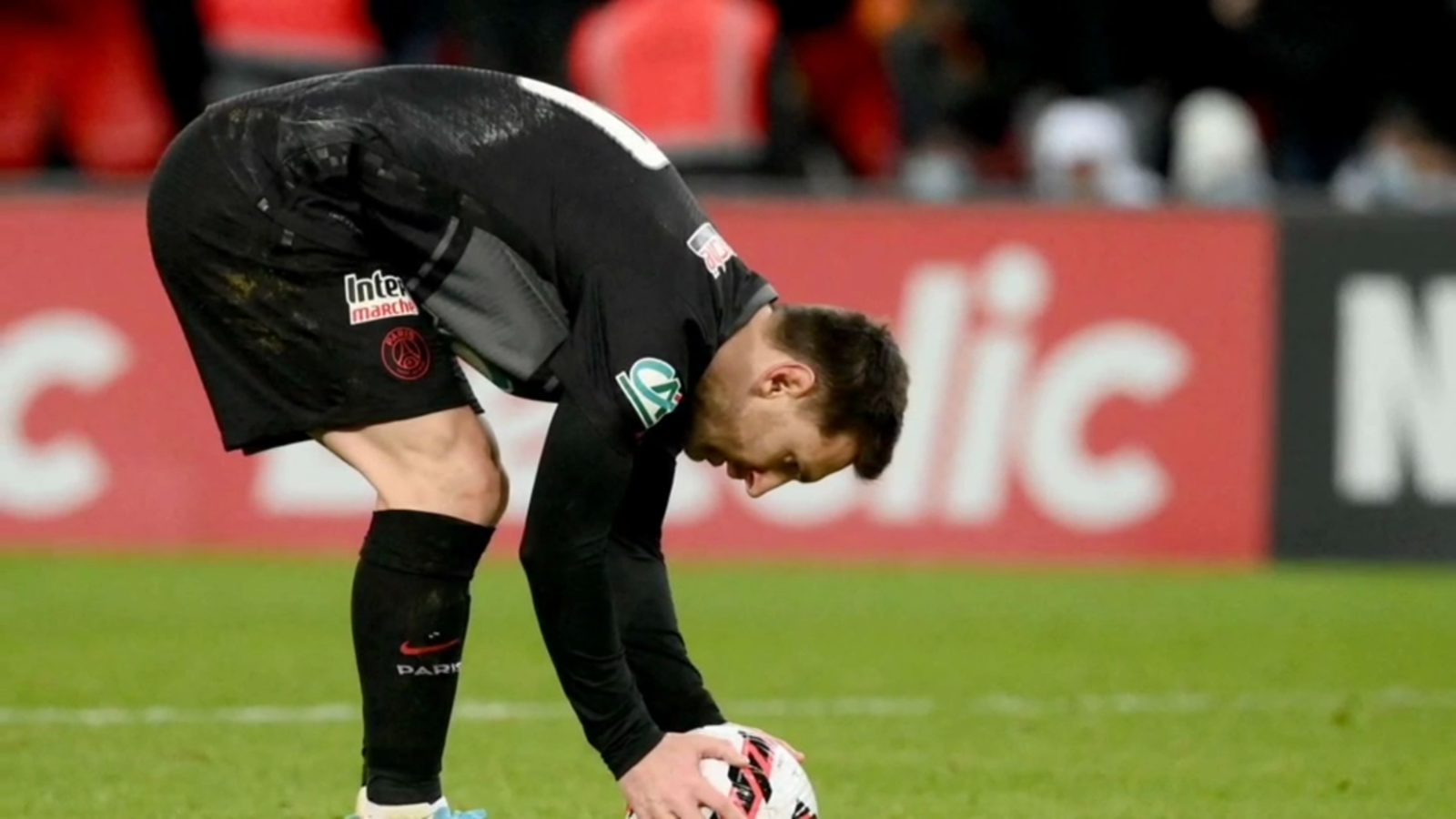 Messi vuelve a jugar con la 10 pero el PSG sufre un duro golpe en la  temporada | Video | CNN