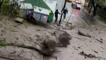 Mortal aluvión en Quito arrastra calle abajo todo a su paso