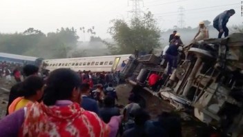 Al menos 9 muertos al descarrilar un tren en el estado de Bengala Occidental en la India