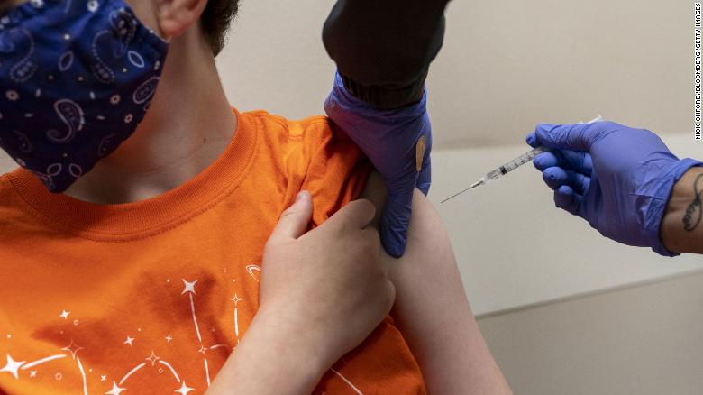 Un trabajador de la salud administra una dosis de la vacuna Pfizer-BioNTech contra el covid-19 a un niño en la ciudad de Oklahoma el miércoles 17 de noviembre de 2021.
