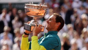 Rafael Nadal levanta el trofeo del Roland Garros 2022.