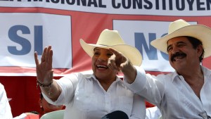 Honduras Xiomara Castro de Zelaya (L), wife of ousted Honduran president (2006-2010) Manuel Zelaya (R) launches her candidacy to the presidence for the LIBRE opposition party during a rally in Tegucigalpa on August 27, 2016. / AFP / ORLANDO SIERRA (Photo credit should read ORLANDO SIERRA/AFP via Getty Images)