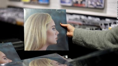 Adele impulsa las ventas de vinilos y CD en 2021, según datos