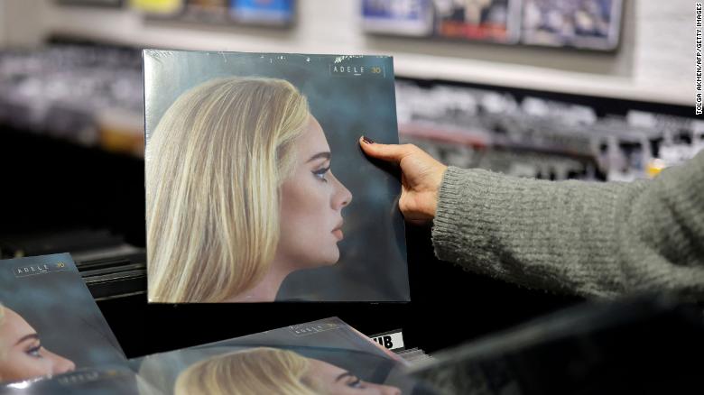 Adele impulsa las ventas de vinilos y CD en 2021, según datos