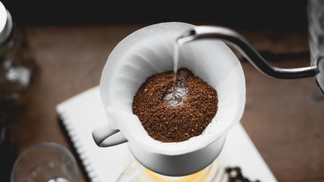 Molinillo de café manual con café en grano y set de hervidor de