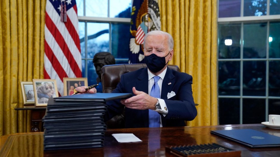 Biden firma órdenes ejecutivas
