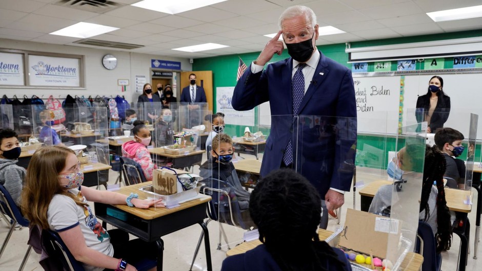 Biden en una escuela en Virginia