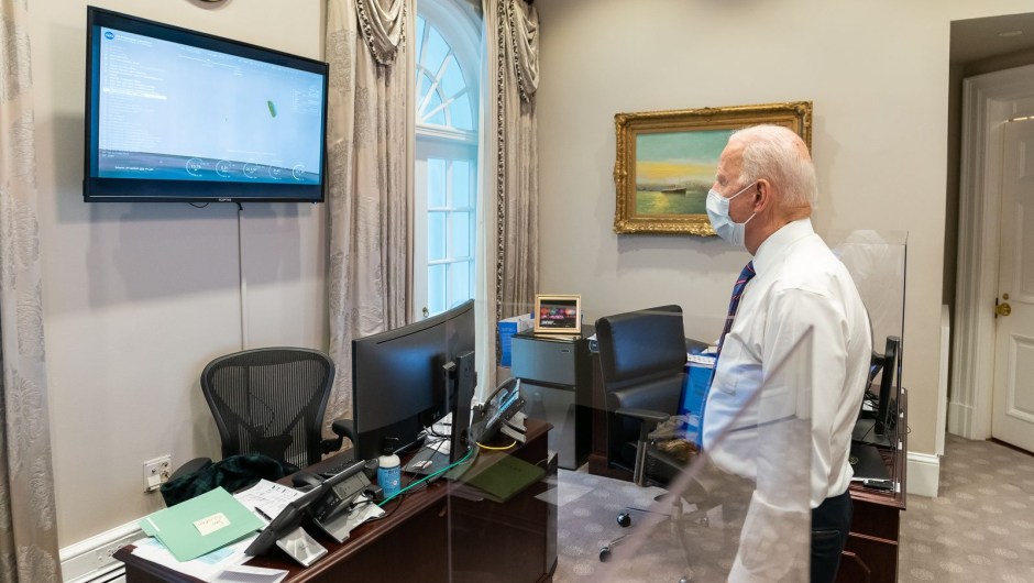 Joe Biden viendo la llegada de Perseverance a Marte