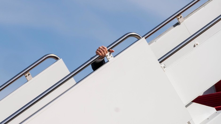 Biden tropieza en las escaleras del Air Force One