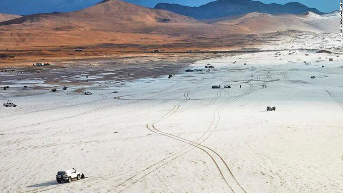 Raras tormentas de nieve y granizo cubren el desierto de Arabia Saudita