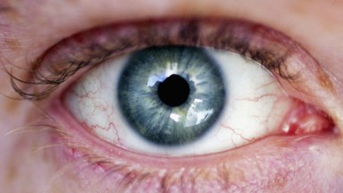 Encuentran bacteria en gotas para ojos que deja 2 muertos, dicen CDC