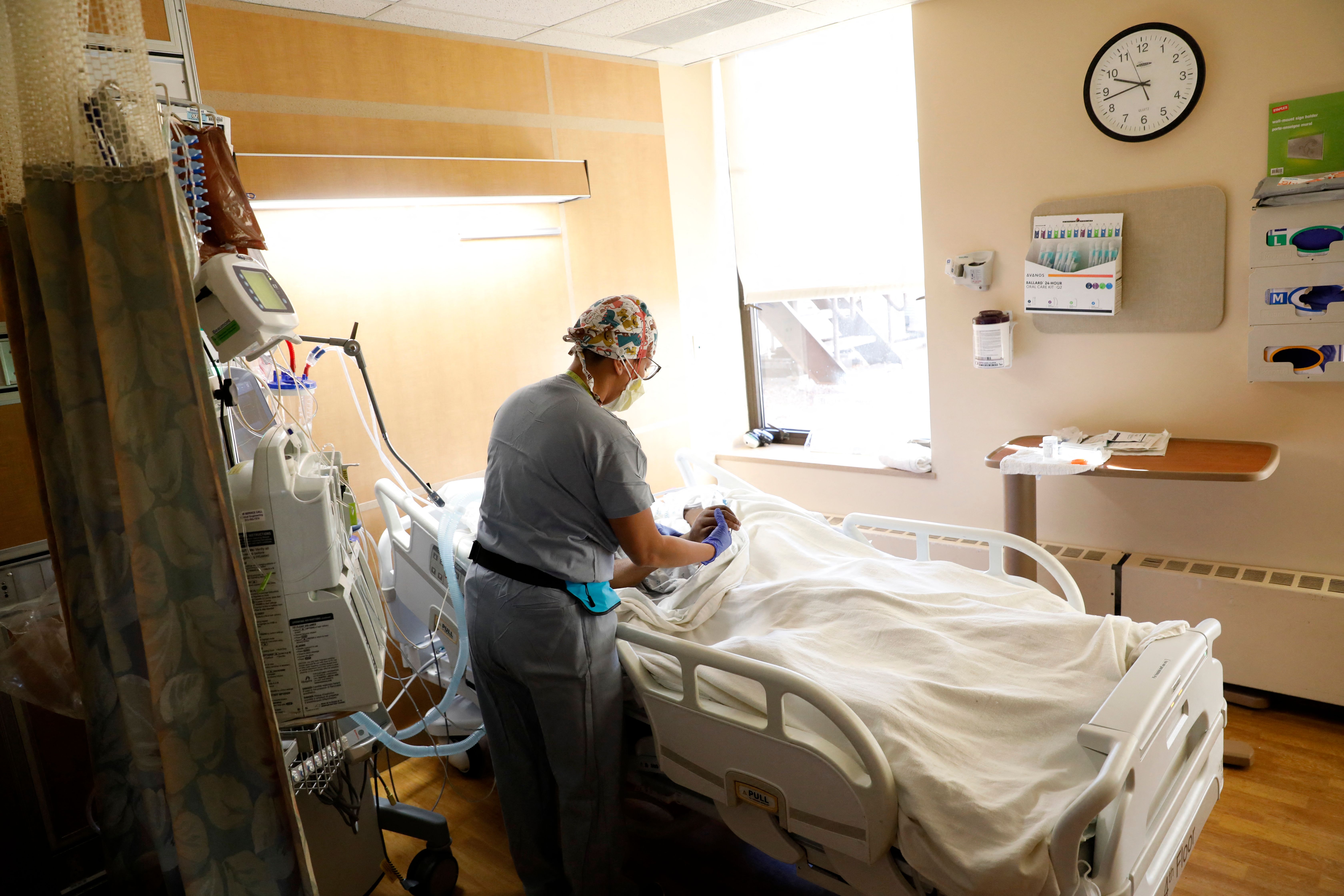 Más de 100.000 hospitalizados por covid-19 en EE.UU.