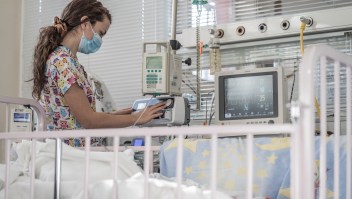 Se triplican las hospitalizaciones de niños por covid-19 en Argentina: las diferencias con el panorama en EE.UU.