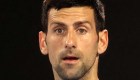 Autoridades de Australia detienen a Djokovic mientras espera su audiencia