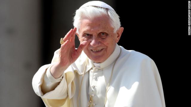 Benedicto XVI admite que supo de un sacerdote abusador en una reunión