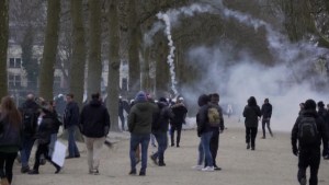 Ómicron domina contagios en Europa, en medio de protestas por restricciones cafe