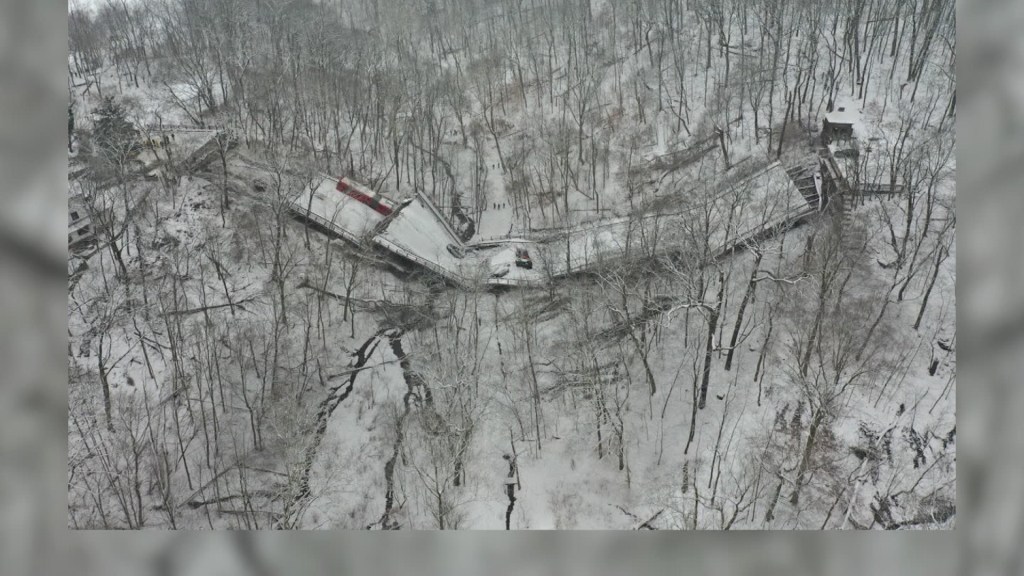 Imágenes muestran el colapso de un puente cubierto de nieve en Pittsburgh cafe