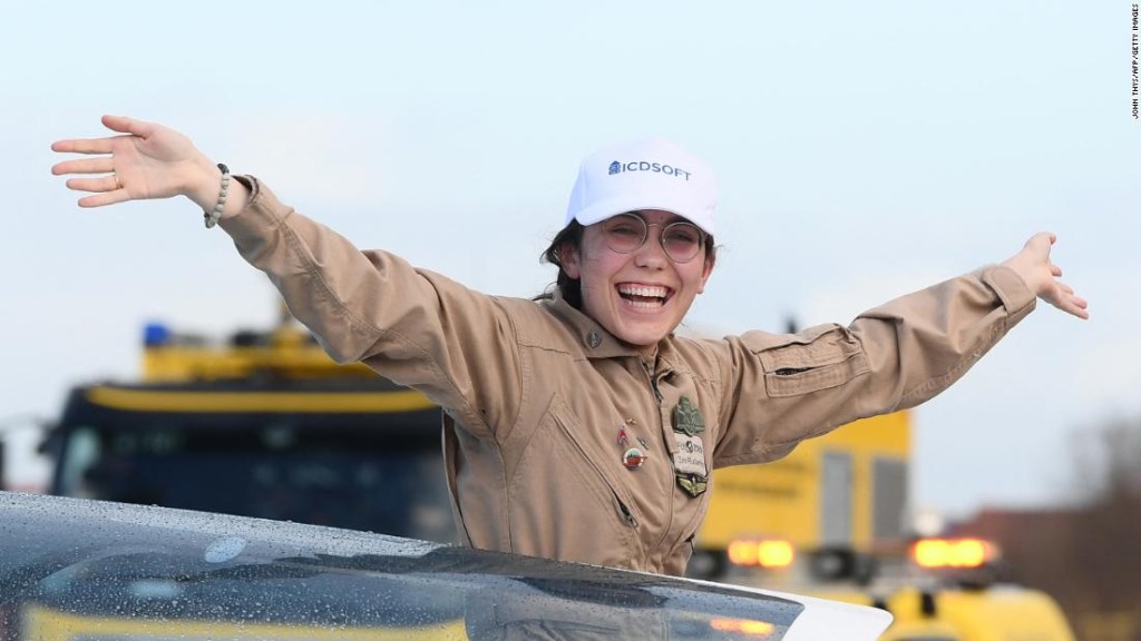 Zara Rutherford, la mujer más joven en volar sola por el mundo